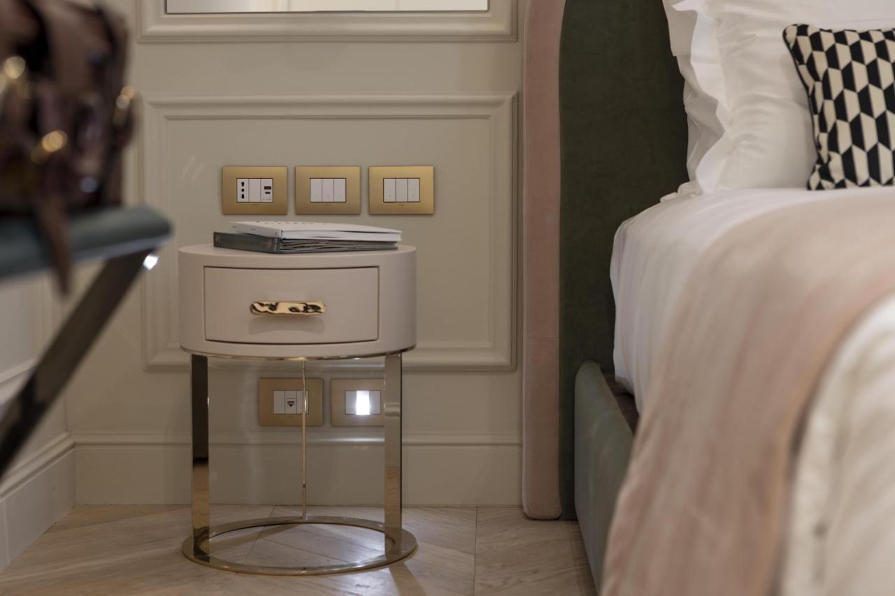 Hotel La Gemma فلورنس المظهر الخارجي الصورة A bedside table