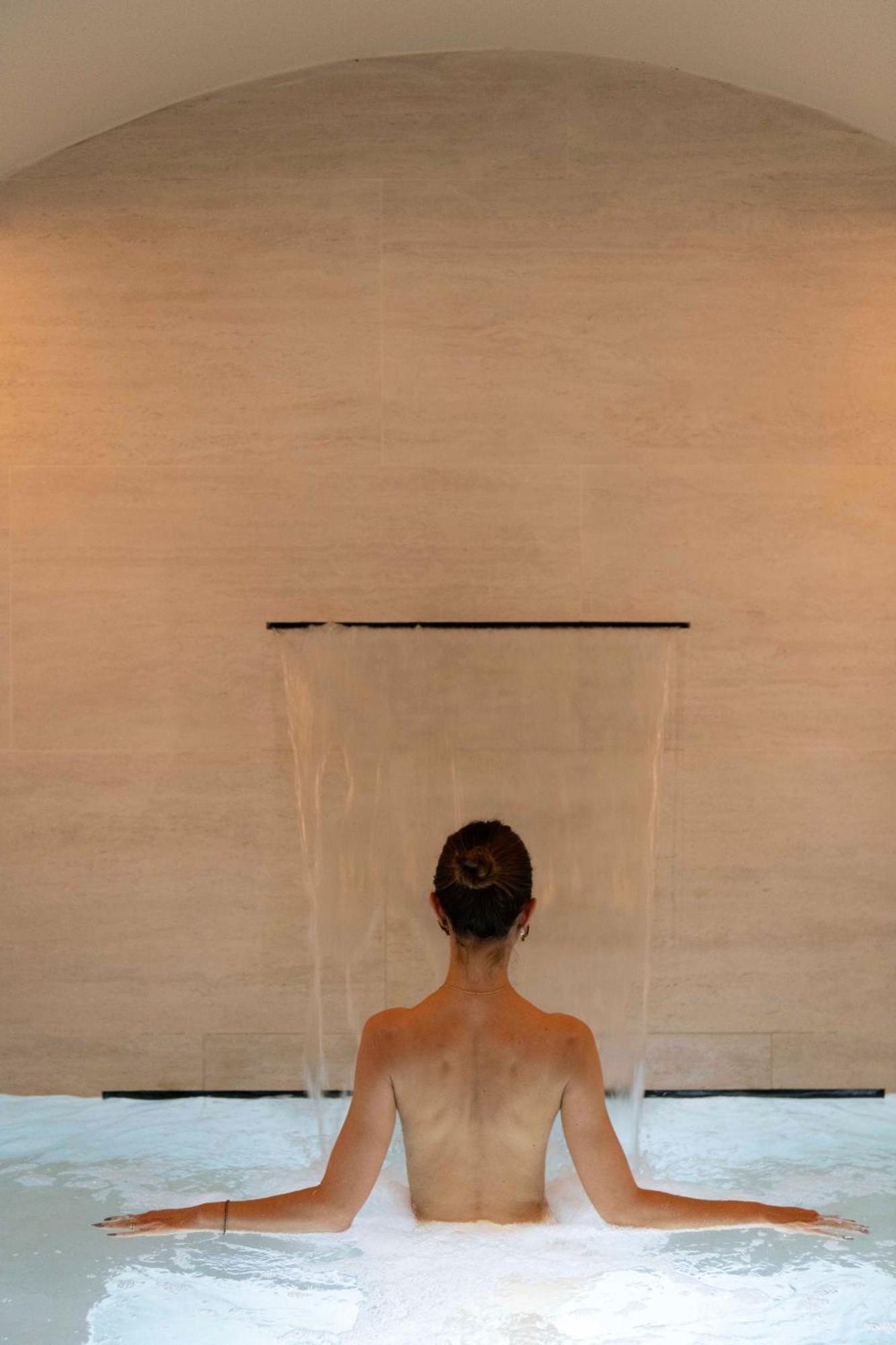 Hotel La Gemma فلورنس المظهر الخارجي الصورة A woman in a shower